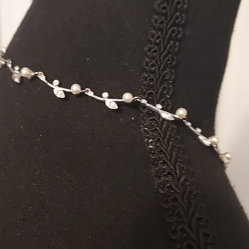 Silver, Pearl, And Rhinestone Necklace leaf pattern short necklace Vintage